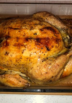 Una foto de Pollo al limón, ajo y romero en olla lenta
