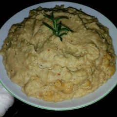 A picture of Mike's Creamy Roasted Garlic Spread.