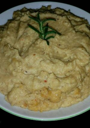A picture of Mike's Creamy Roasted Garlic Spread.