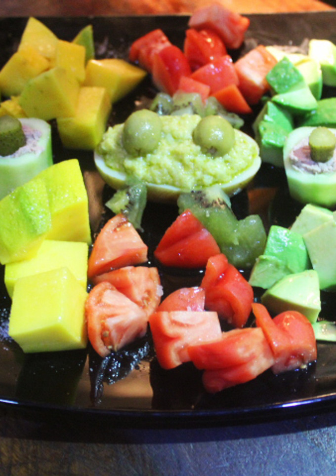 Una foto de Ensalada tropical con pepino y patata
