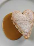 Folhado de maçã com molho de caramelo
