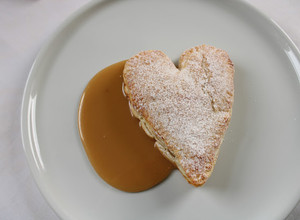 Foto de Folhado de maçã com molho de caramelo