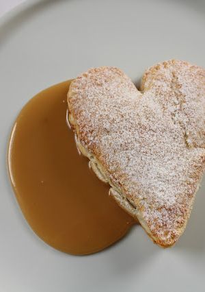 Foto de Folhado de maçã com molho de caramelo