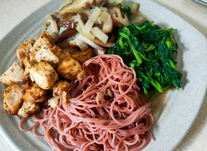 Hình của món Bún lứt trộn ức gà.