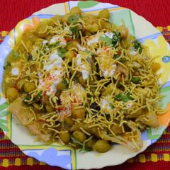 A picture of Samosa chat.