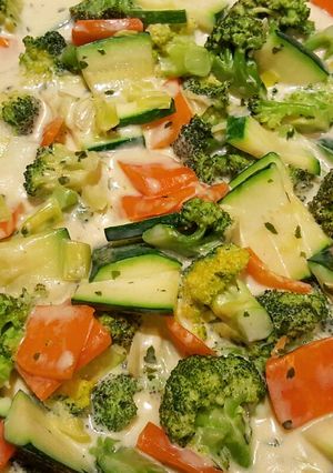 Brokkolis-cukkinis rizstészta tejszínesen recept fotója