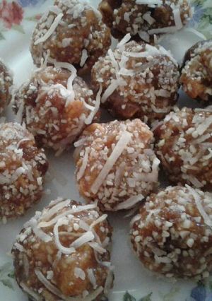 A picture of Dry-fruit Laddoos.