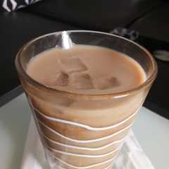 A picture of Es kopi susu ala cafe.