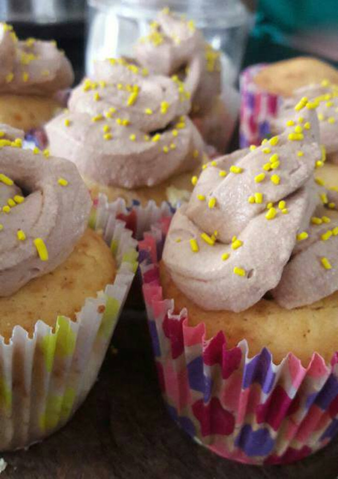 Una foto de Cupcakes de vainilla con frosting de crema de cacao