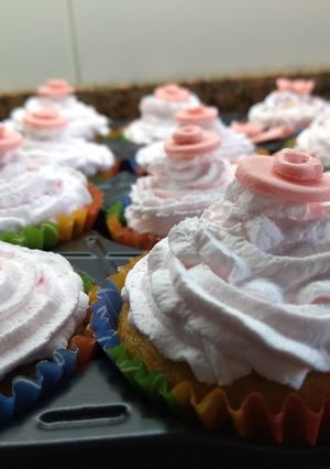 Una foto de Cupcakes de vainilla y de chocolate