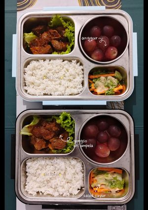 Foto resep Bekal Gongso Ati Ampela, Salad Sayur, dan Anggur