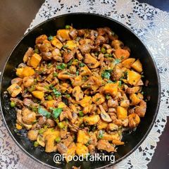 A picture of Button Mushroom and Green Peas.