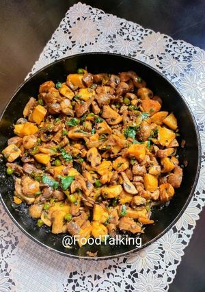 A picture of Button Mushroom and Green Peas.