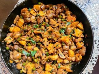 Button Mushroom and Green Peas