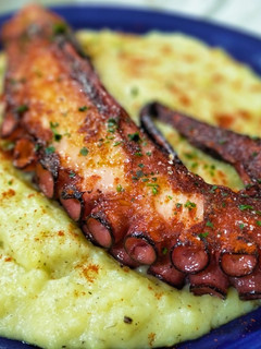 Una foto de Pulpo a la plancha con parmentier de patata trufada