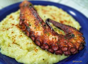 Foto principal de Pulpo a la plancha con parmentier de patata trufada