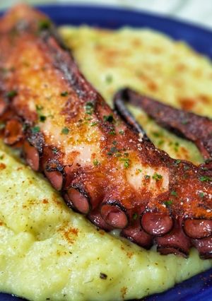 Una foto de Pulpo a la plancha con parmentier de patata trufada