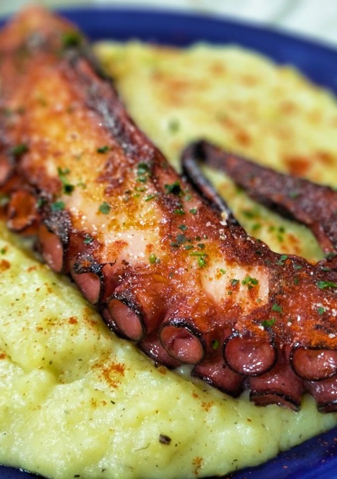 Una foto de Pulpo a la plancha con parmentier de patata trufada