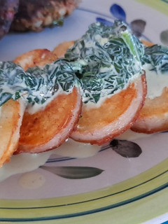 Una foto de Papas salteadas con espinacas a la crema