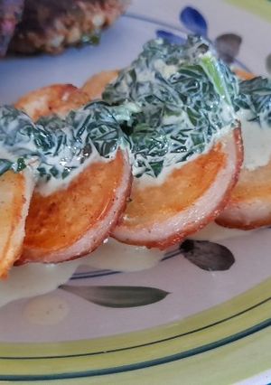 Una foto de Papas salteadas con espinacas a la crema