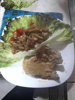 Una foto de Verduras salteadas acompañado de carne en salsa de champiñón
