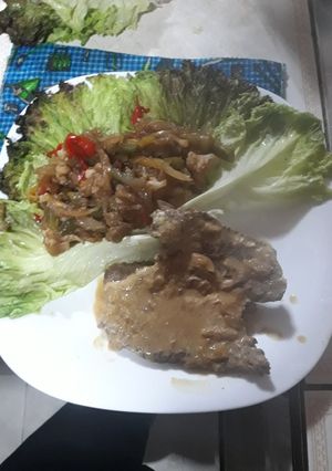 Una foto de Verduras salteadas acompañado de carne en salsa de champiñón