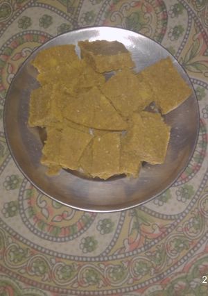 मकई आटा की चक्की(makki aata ki chikki recepie in hindi) रेसिपी मुख्य फोटो