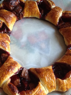 Una foto de Corona de cereza y chocolate