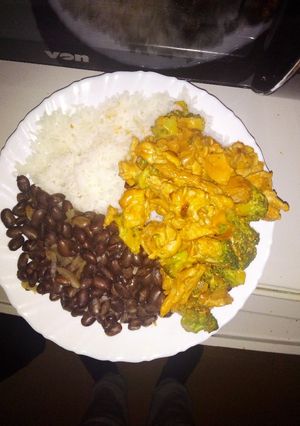 A picture of Creamy Chicken with broccoli.
