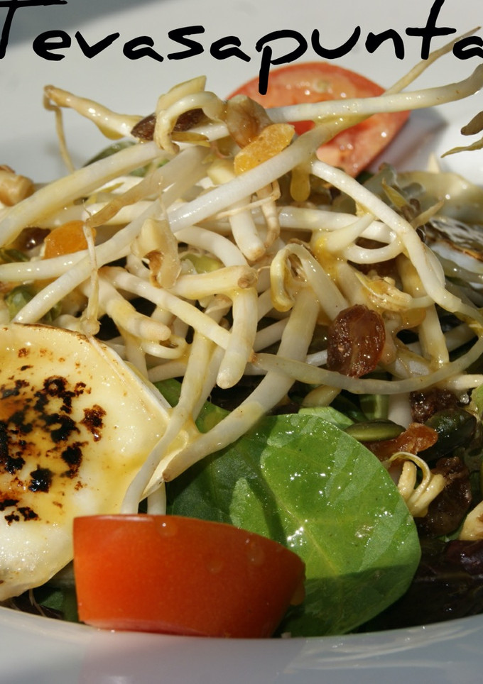 Una foto de Ensalada de brotes y queso de cabra caramelizado