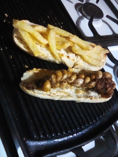Una foto de Sándwich de chinchulin y papas fritas 🥖🐮🍟¯\(ツ)/¯