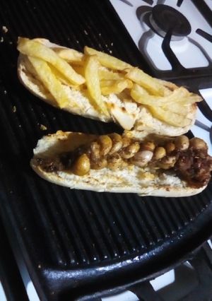 Una foto de Sándwich de chinchulin y papas fritas 🥖🐮🍟¯⁠\⁠(⁠ツ⁠)⁠/⁠¯