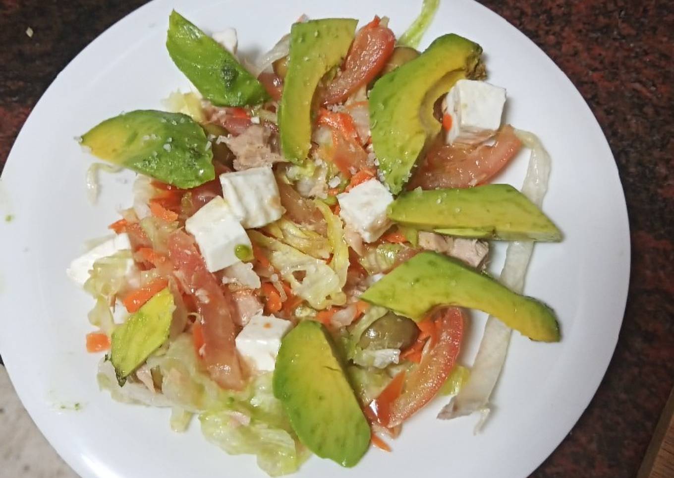 Ensalada con queso fresco y aguacate