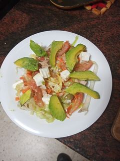 Una foto de Ensalada con queso fresco y aguacate