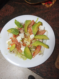 Una foto de Ensalada con queso fresco y aguacate