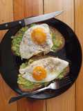 Avocado toast 🥑 με αυγά μάτια