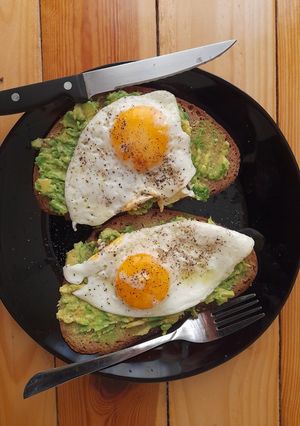 Φωτογραφία της συνταγής Avocado toast 🥑 με αυγά μάτια