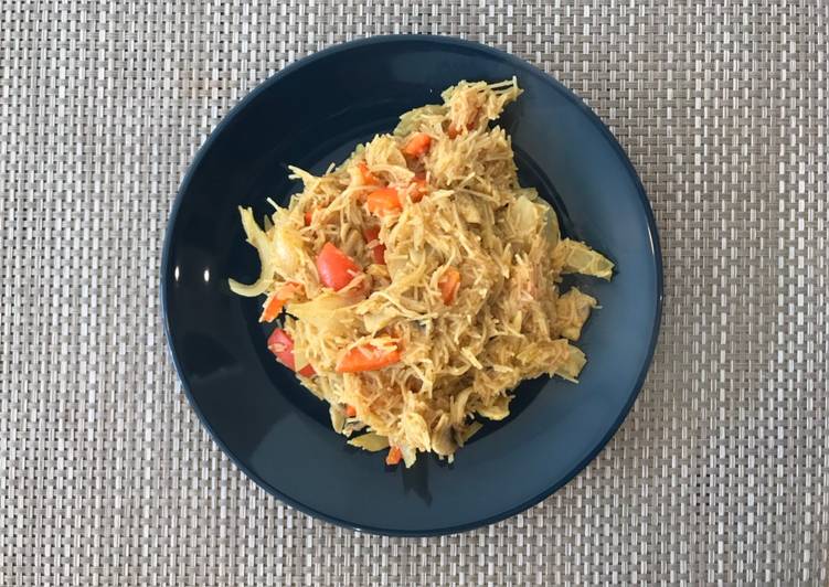 Curry rice noodles with vegetables