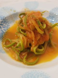 Foto di Spaghetti di zucchine in guazzetto di pomodoro