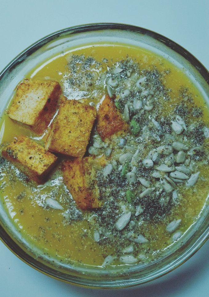 Una foto de Crema de calabaza con tofu
