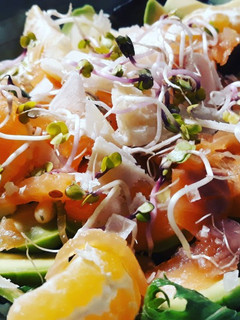 Una foto de Ensalada de salmón con aguacate, mandarinas y escamas de sal