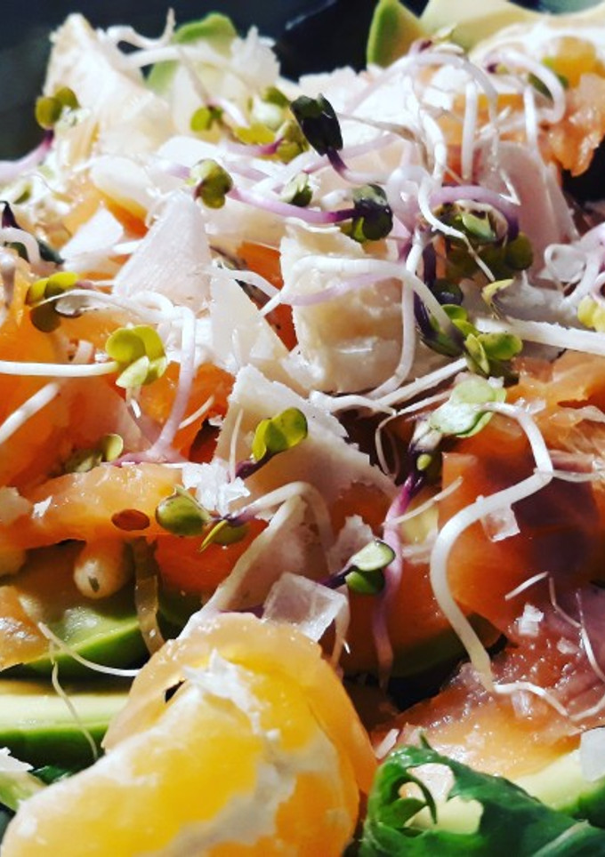 Una foto de Ensalada de salmón con aguacate, mandarinas y escamas de sal