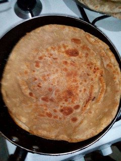 A picture of Brown chapatis.