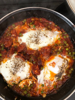 Una foto de Huevos con chorizo y guisantes
