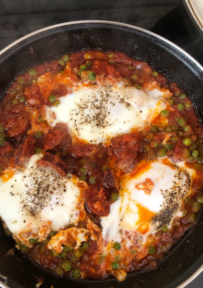 Una foto de Huevos con chorizo y guisantes