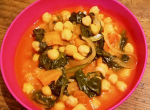 Una foto de Caldillo de garbanzos con espinacas zanahorias y mucho amor ❤🥘❤