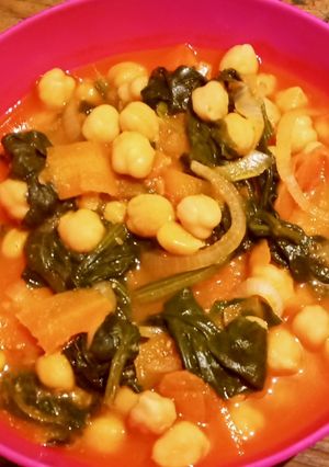 Una foto de Caldillo de garbanzos con espinacas zanahorias y mucho amor ❤🥘❤