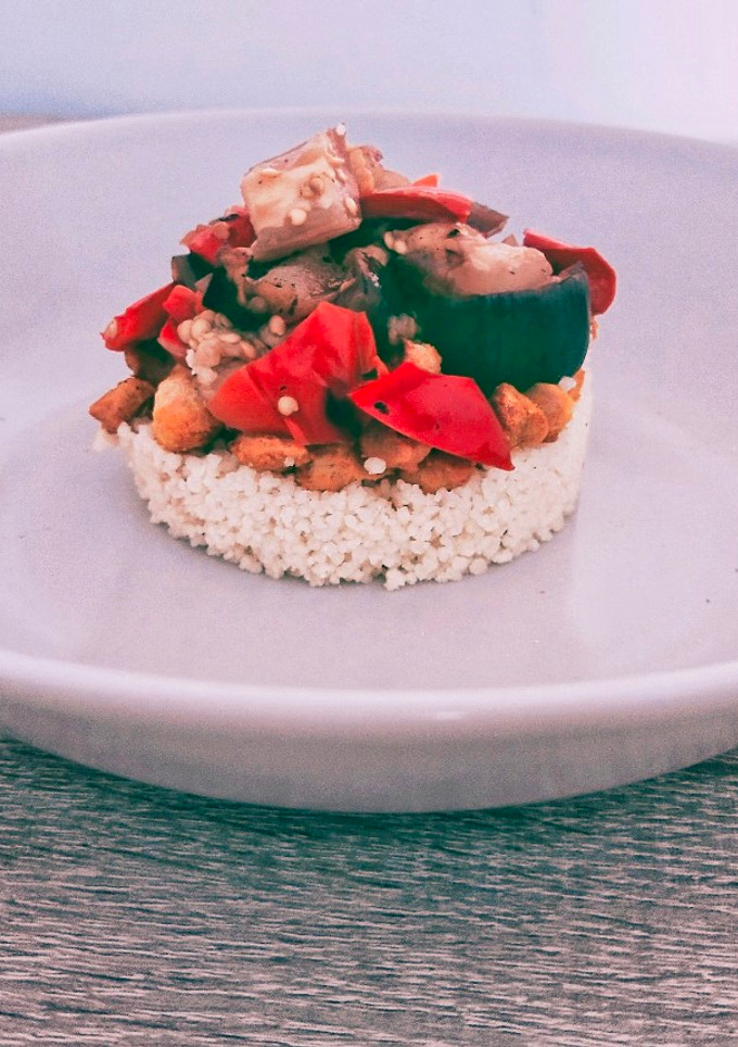 Una foto de Cous-cous con berenjenas, pimiento rojo y soja texturizada