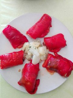Una foto de Pimientos asados rellenos de arroz integral y huevo de codorniz