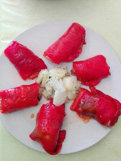 Una foto de Pimientos asados rellenos de arroz integral y huevo de codorniz